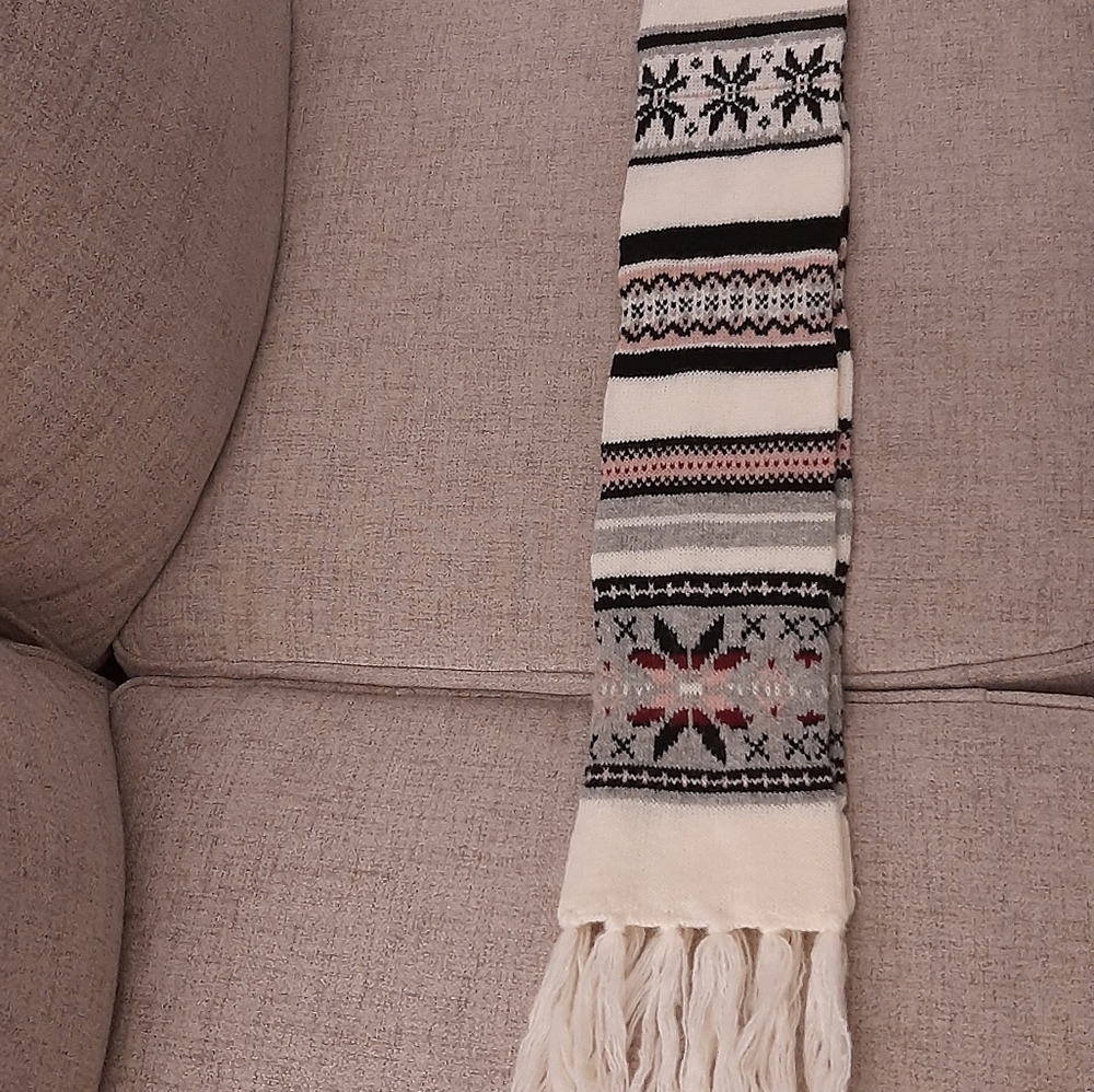 JOE BOXER  SCARF.97%ACRYLIC. 3%OTHER FABER.ITS A VERY LONG SCARF.85"LONG.X 5" W